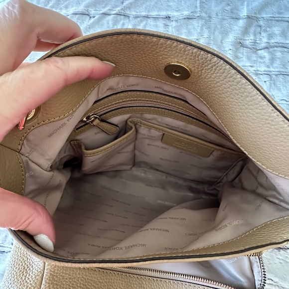 Michael Kors Neutral beige Jet Set Chain Shoulder Bag - Picture 10 of 16